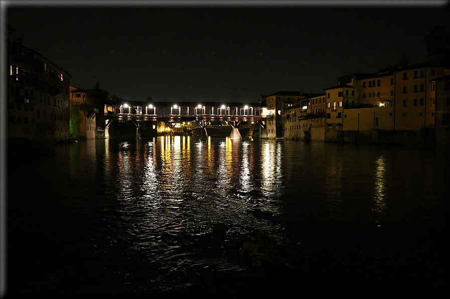 foto Bassano del Grappa di notte